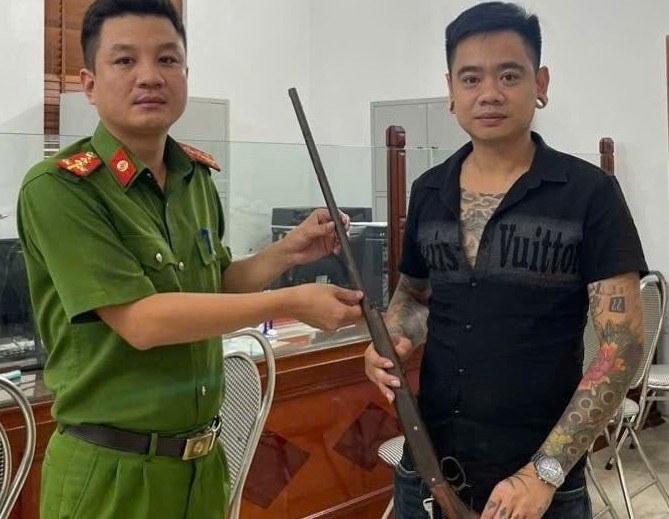 Công an xã Kẻ Sặt vận động người dân tự nguyện giao nộp các loại vũ khí, vật liệu nổ